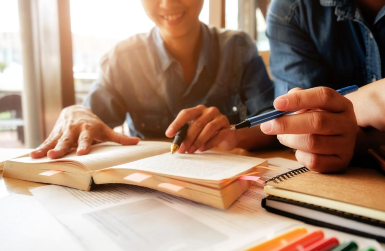 Estudiantes participando en sesión de análisis financiero colaborativo